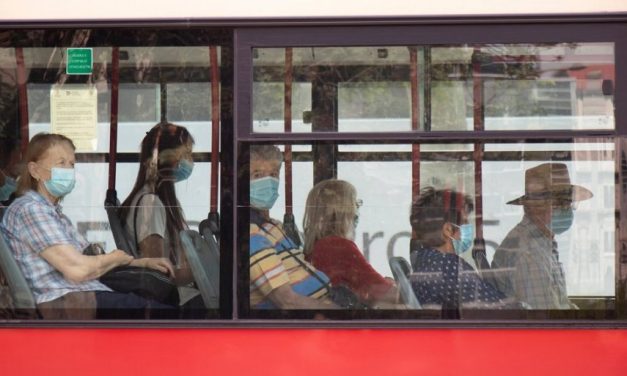 STRAŠAN PRIZOR U ZAJEČARU: Muškarac ušao u gradski autobus, a potom počeo da se ubada i seče nožem.