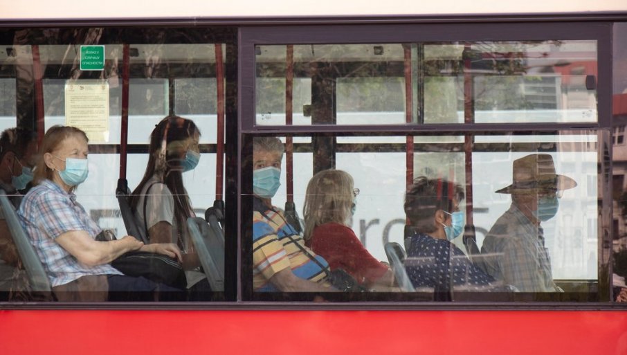 STRAŠAN PRIZOR U ZAJEČARU: Muškarac ušao u gradski autobus, a potom počeo da se ubada i seče nožem.
