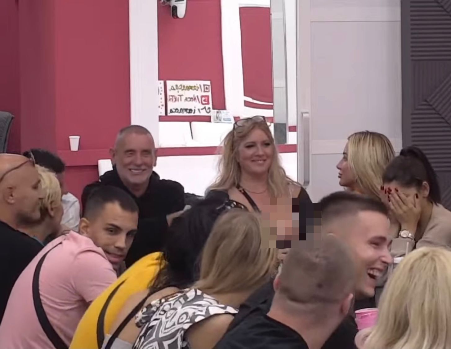 BRUKA I SRAMOTA! Jelena Golubović USRED UŽIVO PROGRAMA pokazala gole grudi: Zadrugari se hvatali za glavu, gledaoci zgroženi