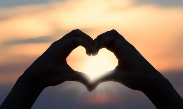 PRED SPAVANJE Najbolje ljubavne poruke za laku noć (SPISAK)