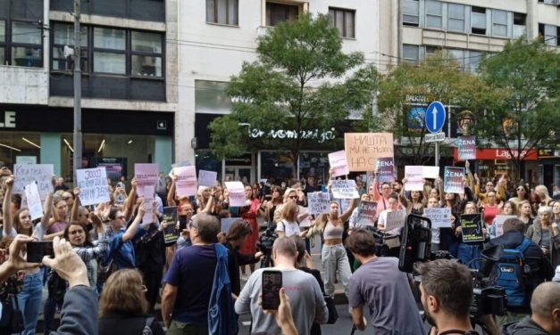 Protest ispred redakcije Informera: Više stotina ljudi uzvikuje parole kojima se traži gašenje lista (FOTO,VIDEO)