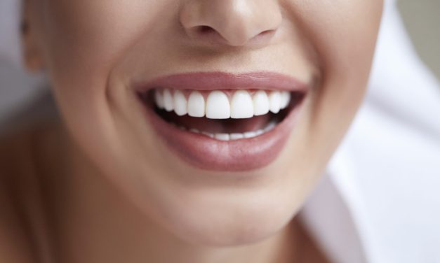 Vodica za izbeljivanje zuba sa TikToka: Istražujemo koliko je ovaj novi trend oralne higijene zapravo bezbedan?