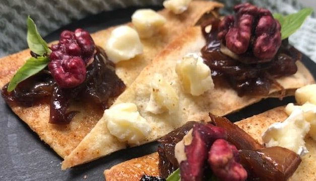 Karamelizovani luk i crveni orasi (recept)