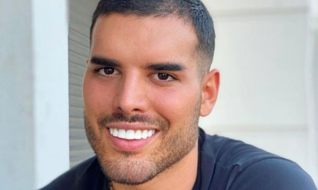 PRETERANO UMISLIO SLAVU! Adam Adaktar došao na premijeru u FRAPANTNOM izdanju: „VRATIĆU OVO ODELO!“ – Evo kako se pojavio!(FOTO)