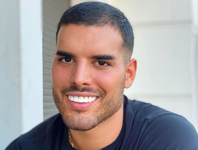 PRETERANO UMISLIO SLAVU! Adam Adaktar došao na premijeru u FRAPANTNOM izdanju: „VRATIĆU OVO ODELO!“ – Evo kako se pojavio!(FOTO)