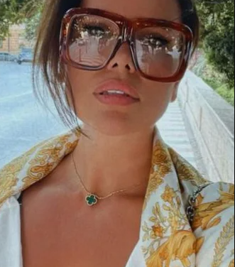 ONA JE KLJUČ BIZNISA! Adamova majka Alis zapoveda iz SENKE! Izgleda kao BOMBA Deluje kao da mu je sestra – Evo kako ona izgleda (FOTO)