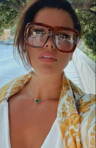 ONA JE KLJUČ BIZNISA! Adamova majka Alis zapoveda iz SENKE! Izgleda kao BOMBA Deluje kao da mu je sestra – Evo kako ona izgleda (FOTO)