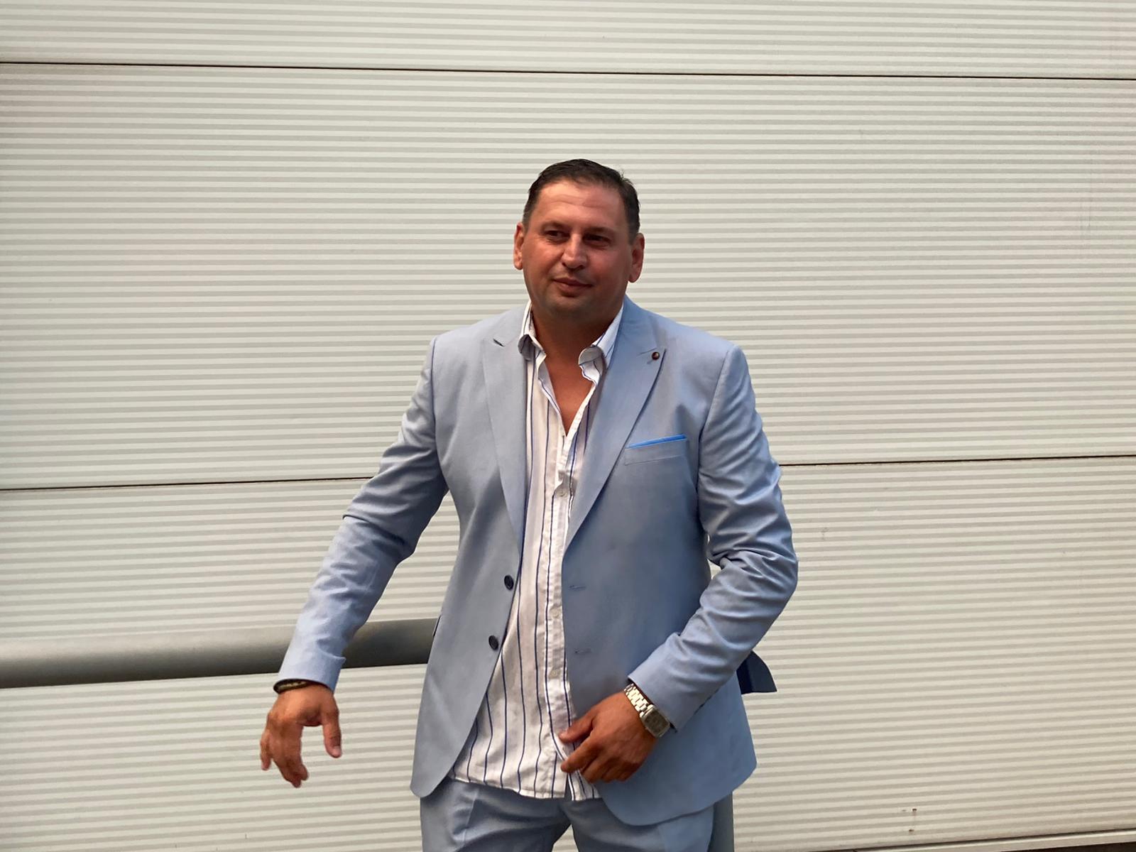 ULAZI U ZADRUGU SA ĆERKOM?! „Sedeo je sa mnom a njoj pisao!“ Taki BESAN KAO RIS o Peci:“RAZOČARAN SAM!“ – HAOS u najavi(FOTO)