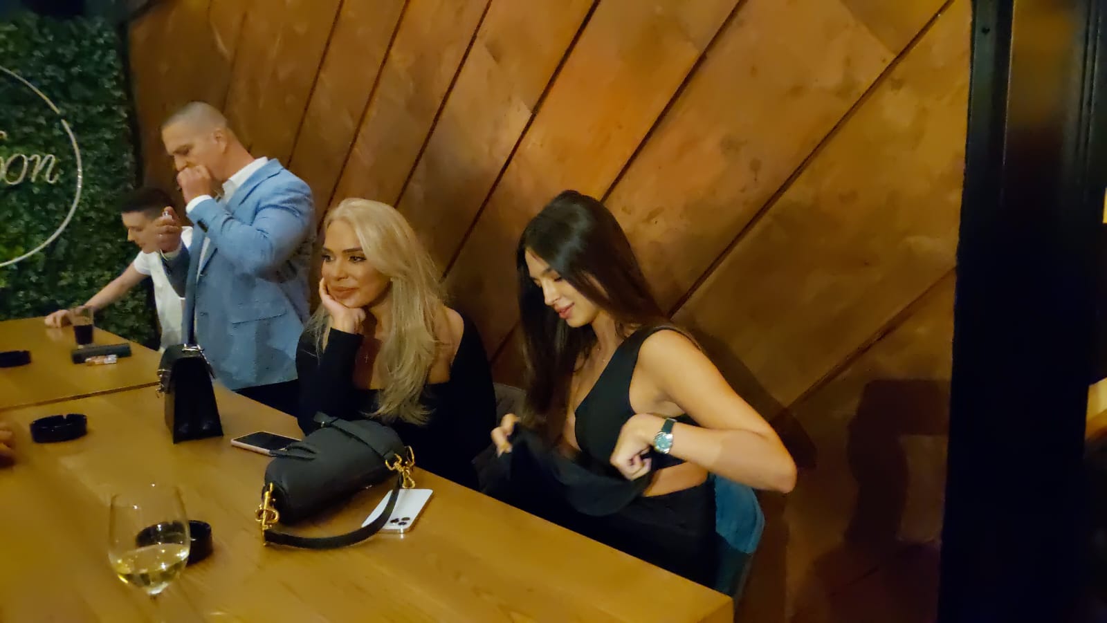 VOJAŽ NE MOŽE ZAUVEK DA KRIJE! Đina Džinović se ne odvaja od SVEKRVE! Uska crna haljina – On ne skida pogled sa nje!(FOTO)