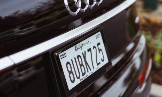 Kalifornija legalizuje digitalne registarske tablice za sve automobile