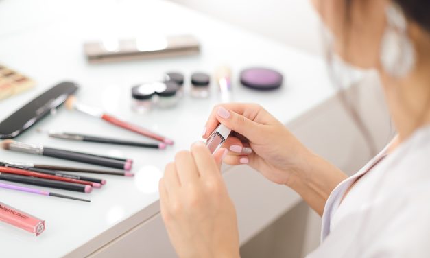 Mejkap trikovi sa puderom: Koje proizvode treba koristiti tek nakon nanošenja podloge?