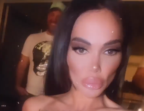 VOZI SE KROZ GRAD U KABRIOLETU I POKAZUJE GAĆE Tamara Đurić razbesnela narod: „Lep primer daje ćerki“! (VIDEO)