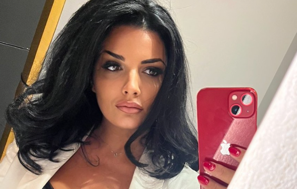 Milena Popović NIKAD IZAZOVNIJA: U čipkastoj bluzi mami uzdahe, sve joj se PROVIDI! (FOTO)