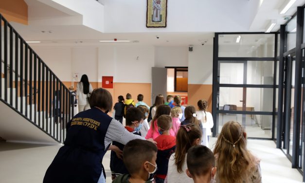 Ko menja (i cenzuriše) udžbenike biologije