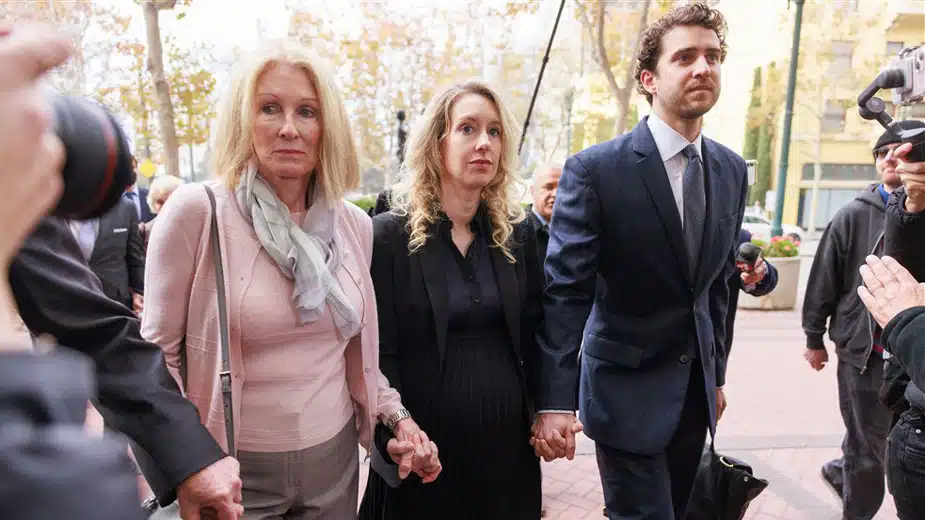 Milijarderka Elizabet Holms osuđena na 11 godina zatvora zbog prevare