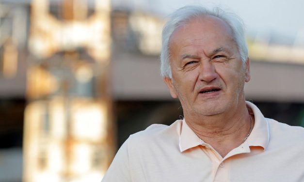 Red fudbala, tri reda politike
