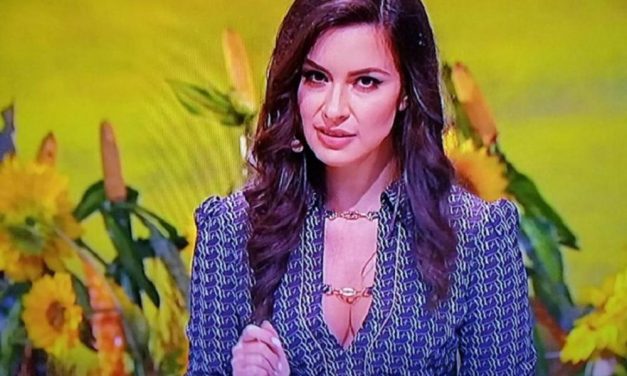 „ZBOG TEBE SVI VOLIMO SRBIJU“: Dragana Kosjerina u NIKAD KRAĆOJ haljinici, zaslepela gledaoce smelim izdanjem! (FOTO)