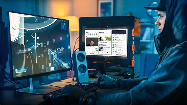 ASRock stavio 13.3” ekran na bočni panel kućišta, možete ga kupiti za 150 US$