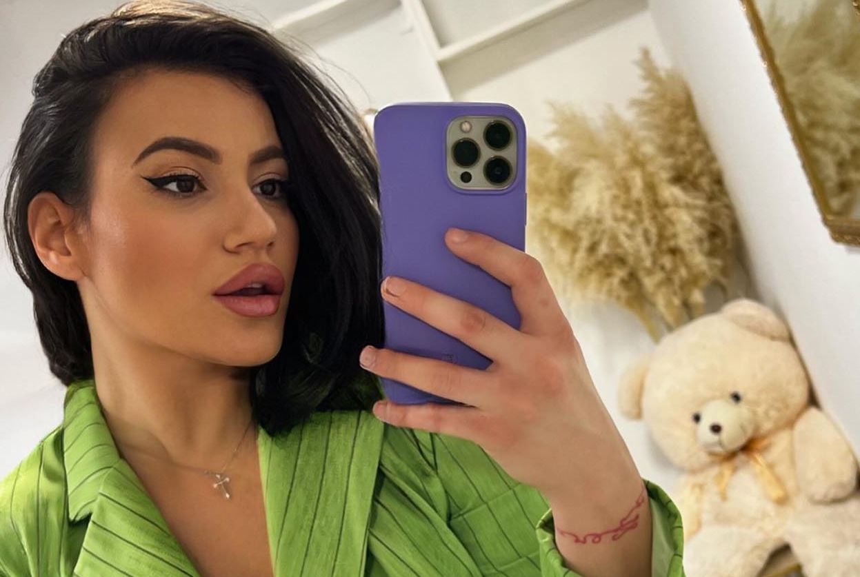 STOMAK DO ZUBA I ULTRA KRATKA HALJINA: Kristina Spalević istakla atribute u drugom stanju, mreže se USIJALE! (FOTO)