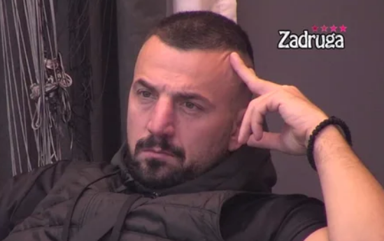 „Ima li neko da POKRENE TUŽBU PROTIV MOJE MAJKE“ Vladimir Tomović zatekao sve objavom: „Ja srca nemam…“! (FOTO)