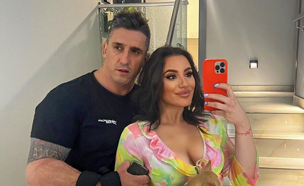 Prva slika Kristijana i Kristine nakon DISKVALIFIKACIJE: Legao joj u krilo i LJUBI JOJ TRUDNIČKI STOMAK: „Moje zlato“! (FOTO)