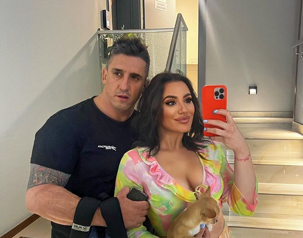 Prva slika Kristijana i Kristine nakon DISKVALIFIKACIJE: Legao joj u krilo i LJUBI JOJ TRUDNIČKI STOMAK: „Moje zlato“! (FOTO)