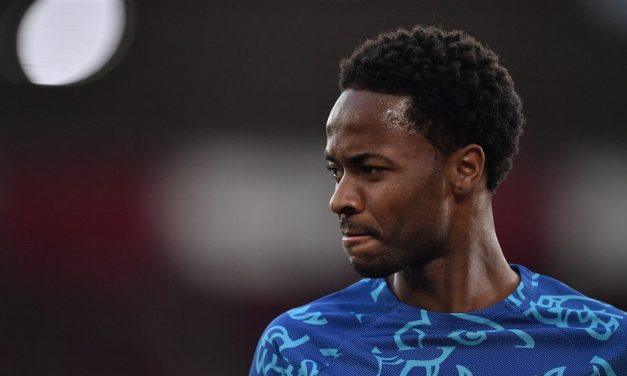 Sterling se hitno vratio u Englesku, naoružani pljačkaši odneli sve dragocenosti iz njegove kuće