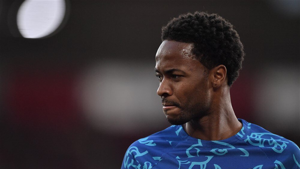 Sterling se hitno vratio u Englesku, naoružani pljačkaši odneli sve dragocenosti iz njegove kuće