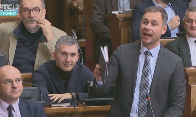 Aleksić u Skupštini: Ko pije vino od 10.000 evra