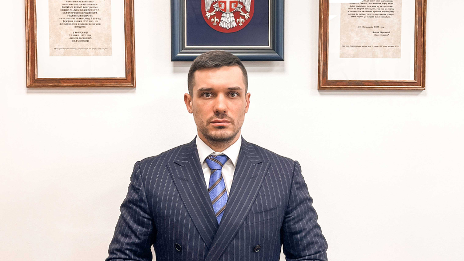 vrtoglavi-uspon-jednog-fizioterapeuta-od-popisivaca-do-direktora-jedne-vazne-drzavne-institucije.jpg Vrtoglavi uspon jednog fizioterapeuta: Od popisivača do direktora jedne važne državne institucije