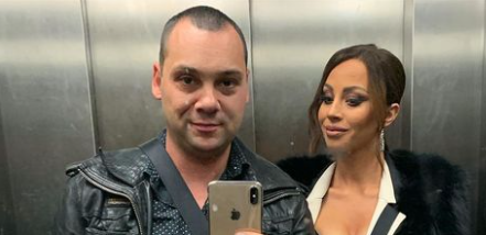 Žena našeg pevača prevazišla samu sebe: ZABORAVILA DA OBUČE GAĆE, pa još ISTURILA jednu nogu da SVI VIDE, AUF! (FOTO)