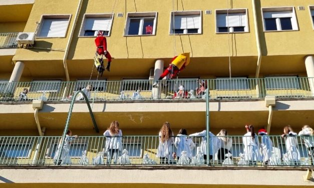 Deda Mrazovi se spustili s krova i podelili paketiće deci u bolnici u Tiršovoj