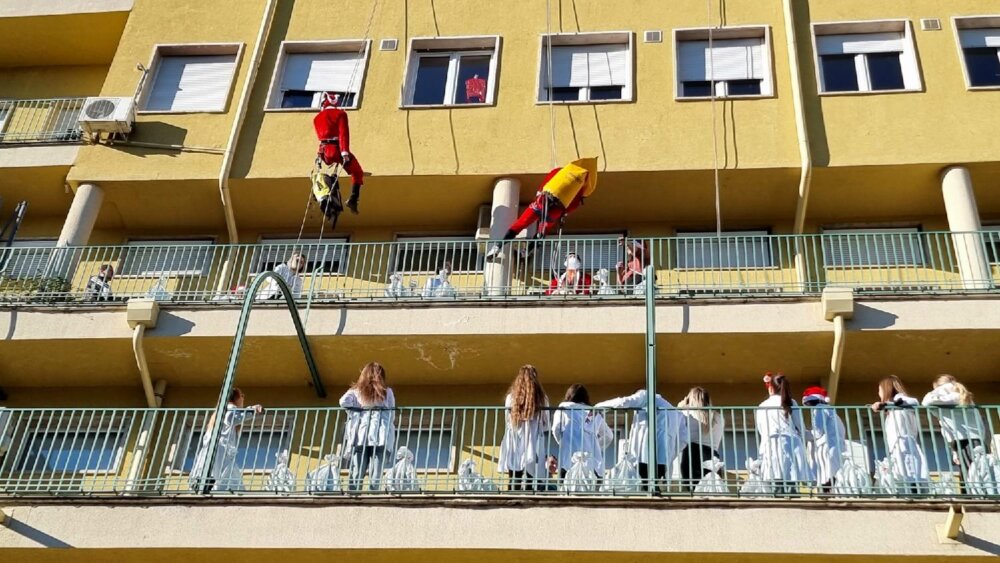 Deda Mrazovi se spustili s krova i podelili paketiće deci u bolnici u Tiršovoj