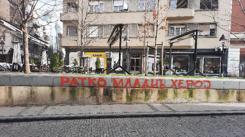 Nadležni ne reaguju ili niko nije nadležan: Ko stoji iza brojnih grafita o Ratku Mladiću koji „krase Beograd“