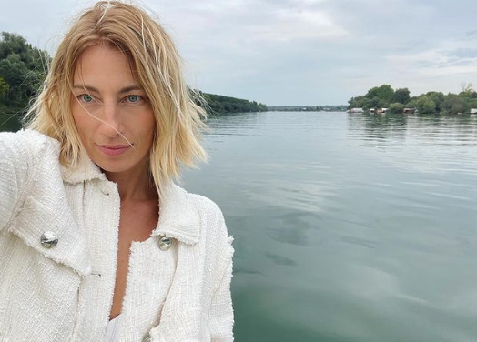 GDE SE SAKRILA ANA STANIĆ? Svi pričaju o izgledu poznate pevačice, njenoj MLADOLIKOSTI svi bi pozavideli!