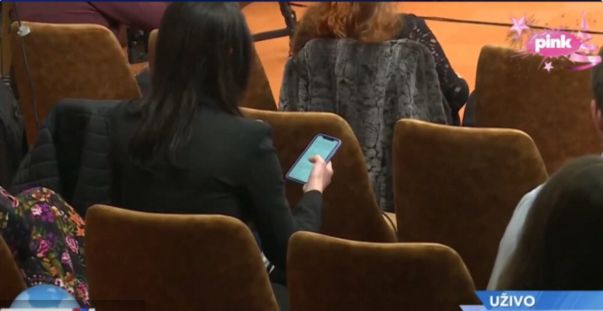 TV Pink zumirala telefon novinarke N1 dok je postavljala pitanje Vučiću