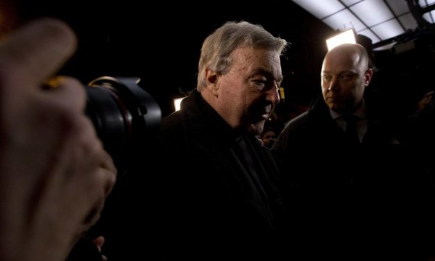 UMRO KARDINAL DŽORDž PEL Osuđen na šest godina zatvora zbog seksualnog zlostavljanja dečaka iz crkvenog hora