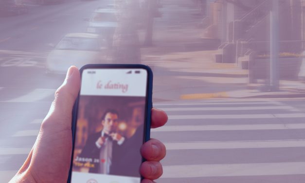 Dopisivanje na Tinderu: Kako započeti razgovor?