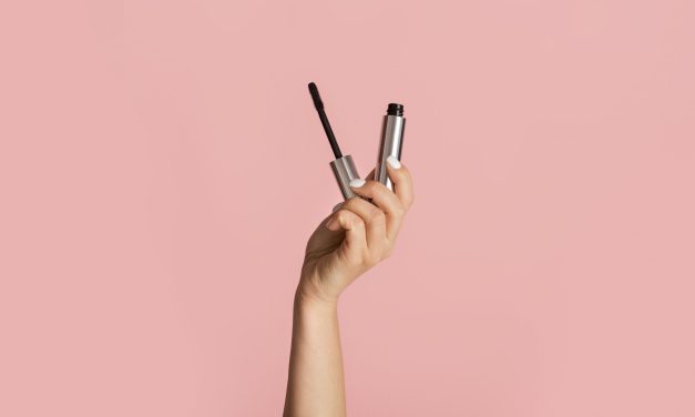 Makeup trick and tips: Kako skinuti maskaru sa odeće?