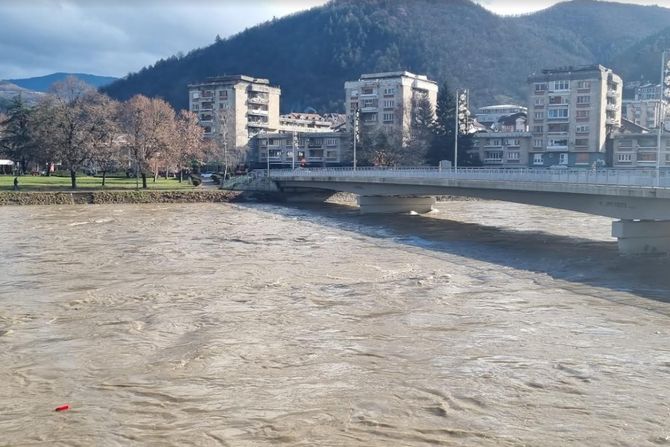 Ruganje ili hrabrost: Čovek na Bogojavljenje skočio s mosta u nabujali Lim i pokazao kako pliva