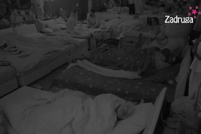 Zvezdan i Anđela se zaigrali ispod jorgana u prepunoj spavaćoj sobi: Ne mogu da se kontrolišu