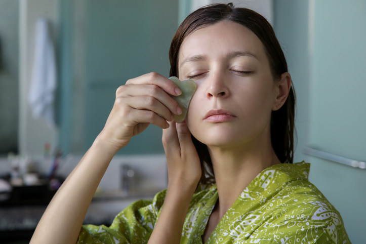 Gua sha masaža: Da li ćete se zaista rešiti podbratka?