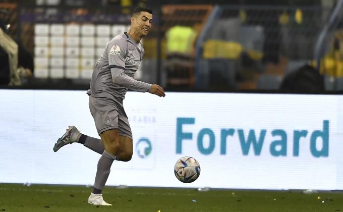 mesi-mesi-u-saudijskoj-arabiji-pobesneli-ronaldo-pognute-glave-izasao-sa-terena.jpg „Mesi, Mesi“ u Saudijskoj Arabiji, pobesneli Ronaldo pognute glave izašao sa terena!