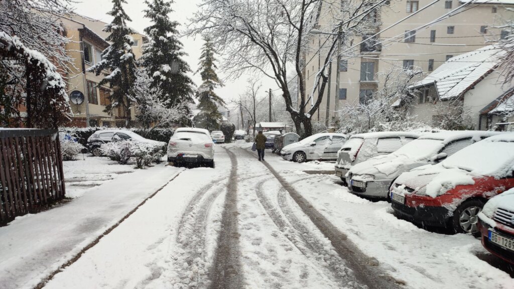 Tokom dana vetrovito i hladno sa slabim snegom, večeras prestanak padavina