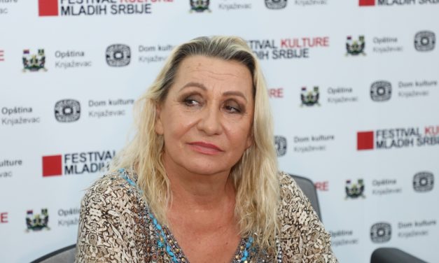 Znojenje, drhtavice sve je kako ne treba: Vesna Zmijanac nije dobro, ovo su novi detalji stanja pevačice