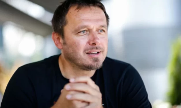 Rebrača se izvinio zbog toga što je pevao Partizanove pesme!