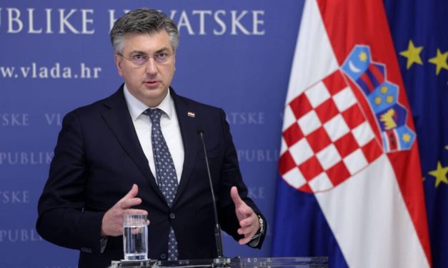 Pala Tuđmanova slika tokom govora Andreja Plenkovića