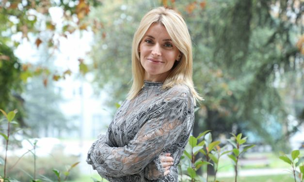 Slatka devojka iz komšiluka postala kraljica korekcija: Evo šta je sve Anđelka operisala FOTO