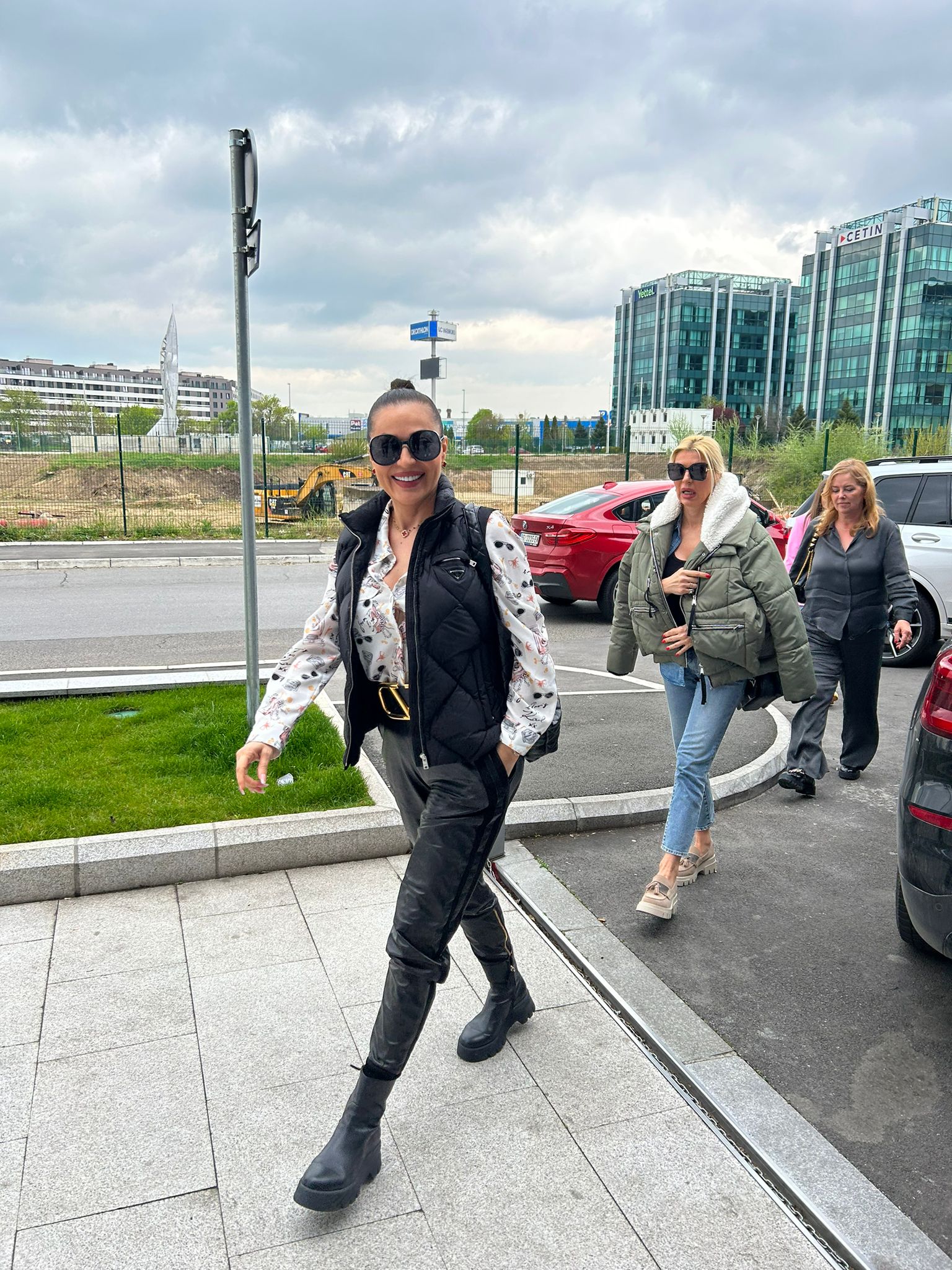 Stigli RAŽNATOVIĆI ispred privatne klinike u kojoj Bogdana treba da se porodi, NE KRIJU SREĆU NA LICIMA (video)