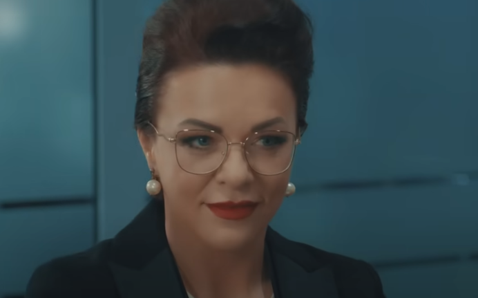 POREDE JE SA LEPOM BRENOM! Harizmatična Anka šmekeru u spotu poručuje: “Ovakvu nisi voleo“ (video)